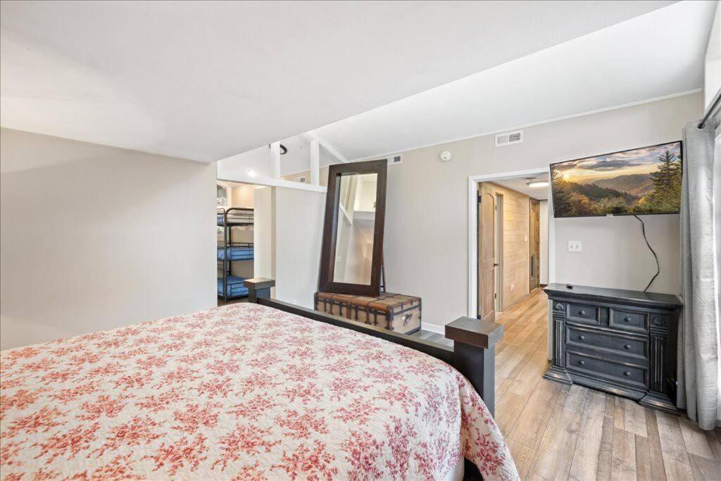 Bourbon Hollow Lodge With Hot Tub And Pool Plus Game Room Only 5 Min To Downtown Gatlinburg Dış mekan fotoğraf
